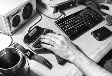 休赛期状态🥤快船球星莱昂纳德与孩子在包厢内 观看美职棒比赛