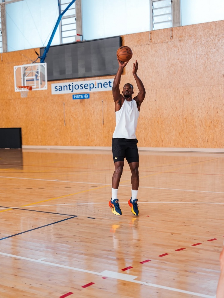 巴特勒社媒更新近期动态 一边度假一边训练两不耽误