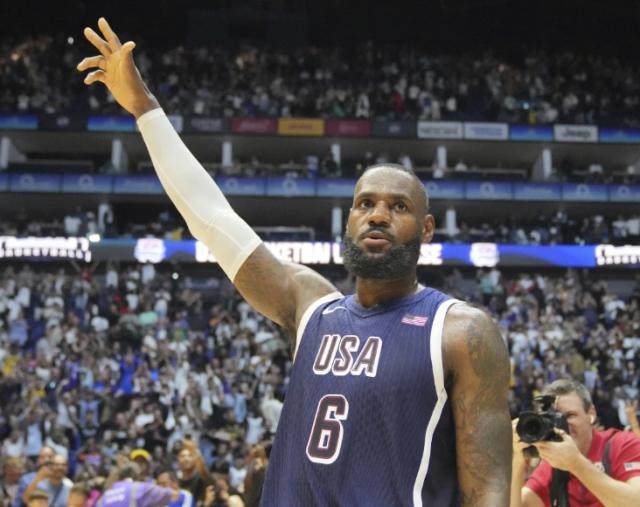 华体会官网入口-美国男篮首人！公投决定詹姆斯旗手资格 库里落选