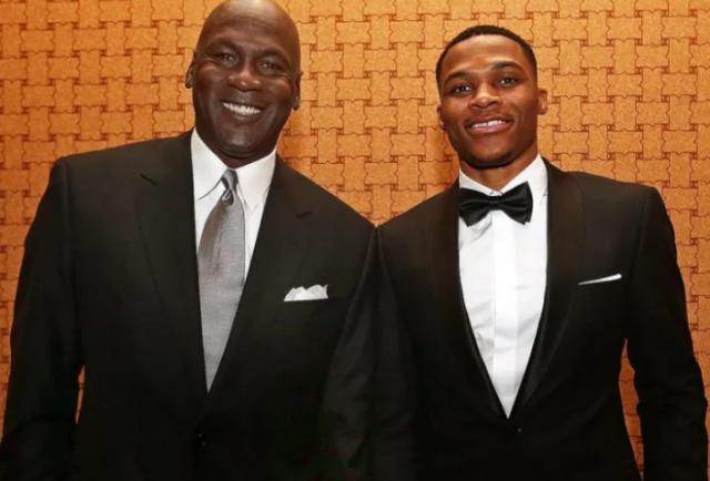 华体会官网-黄蜂或尝试交易韦少 湖人可能用延伸条款将其裁撤