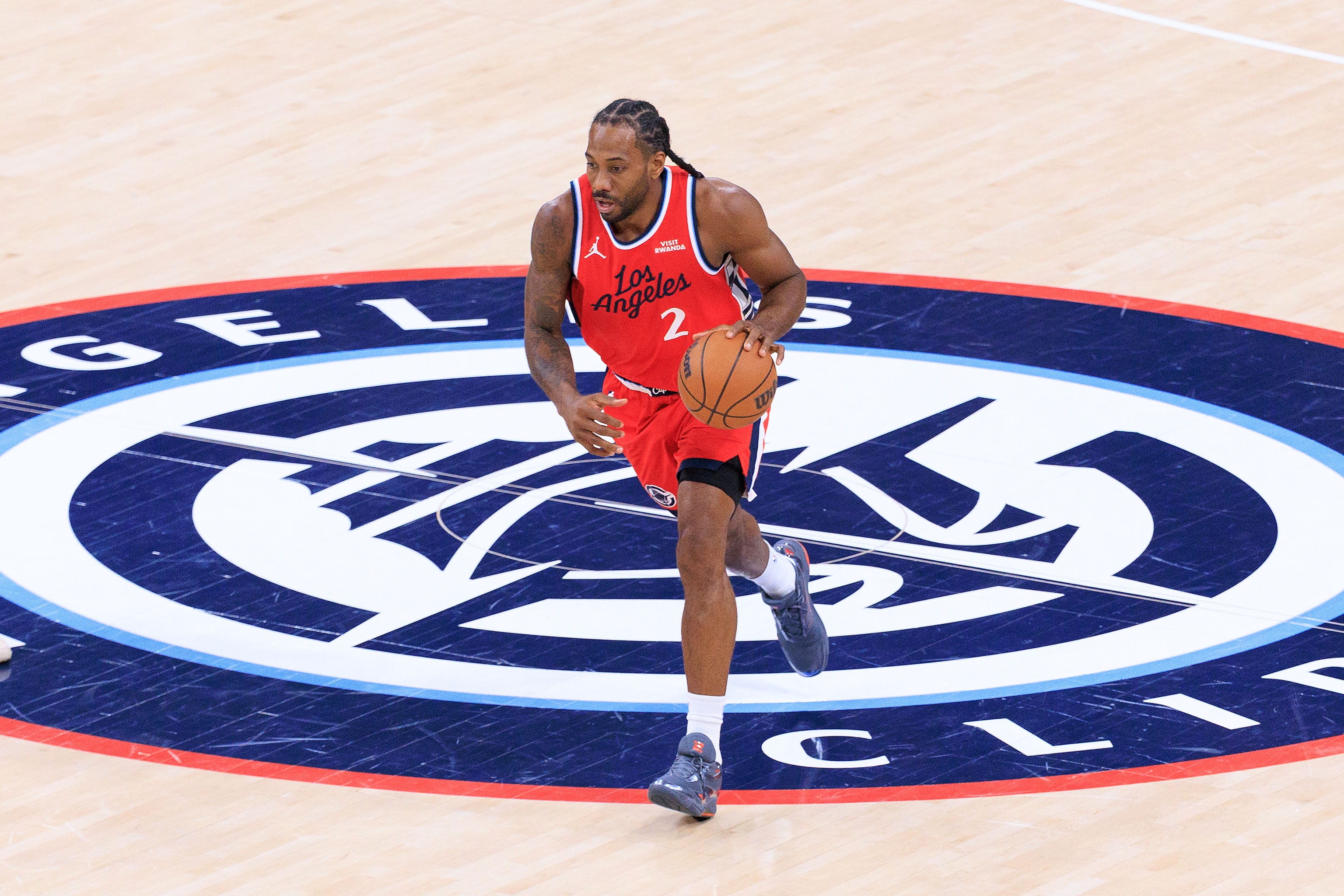 华体会官网-连续20+听牌！伦纳德半场10中6拿下19分2板1助